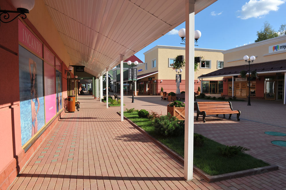 Деревня лапшинка. Внуково аутлет Вилладж. Outlet Village Внуково. Vnukovo Outlet Village, деревня. Аутлет Москва Внуково.